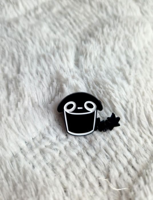 Przypinka pin wpinka pins złota broszka alternative gothic kot emo