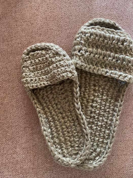 Вязані вручну вироби-домашні капці із джуту