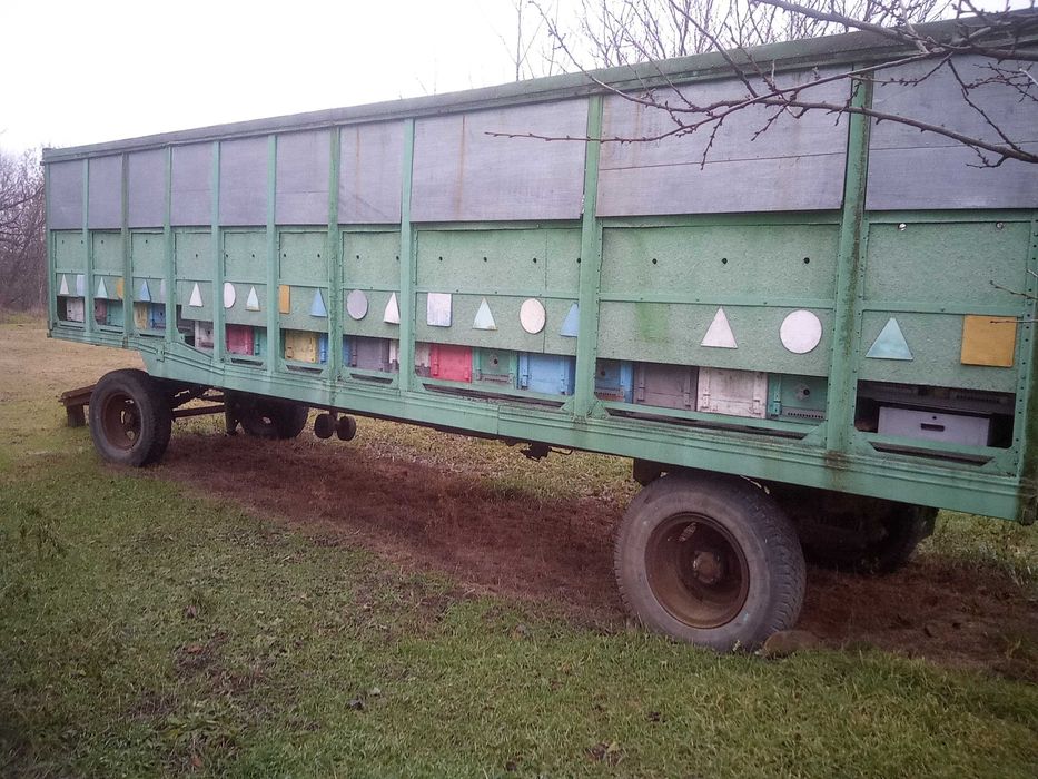 Бджолопавільйон,причіп для бджіл