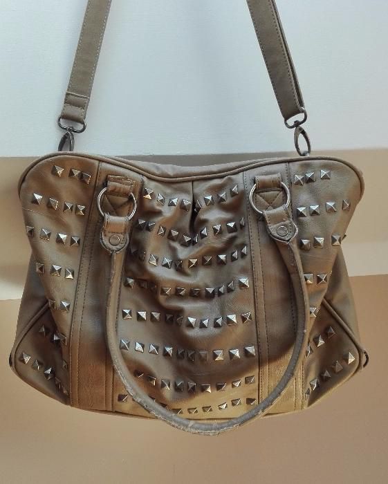 Beżowa torba zniszczona