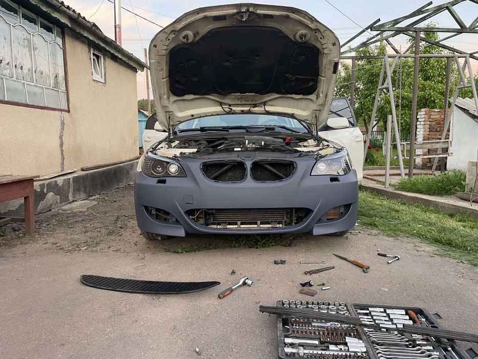 Передній бампер М-лук BMW Е60 Е61 в стилі М5-Look