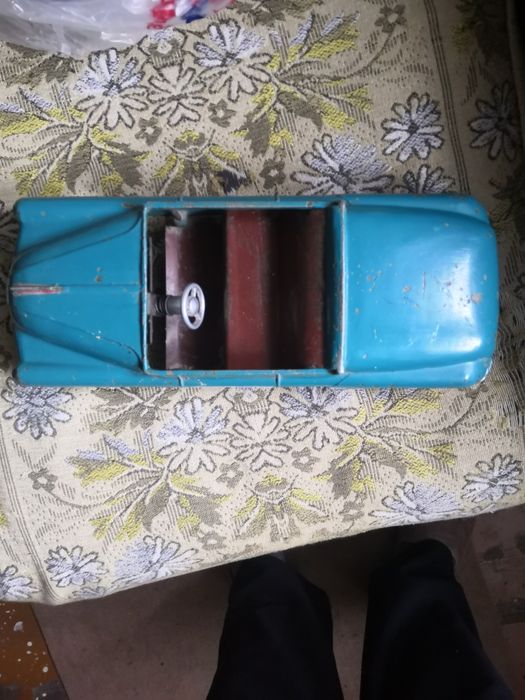 Железная антикварная машина.