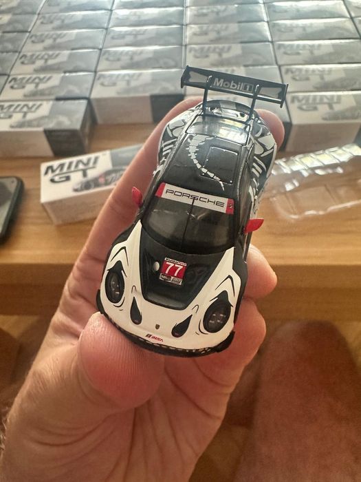 Mini GT Porsche 911 GT3 R AO Racing Skeleton 1143 kartonik