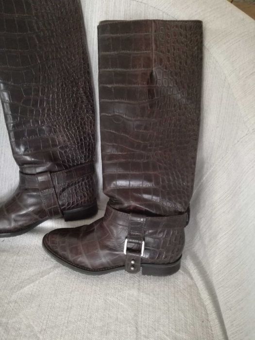 Botas cano alto até ao joelho salto raso em pele cobra castanho