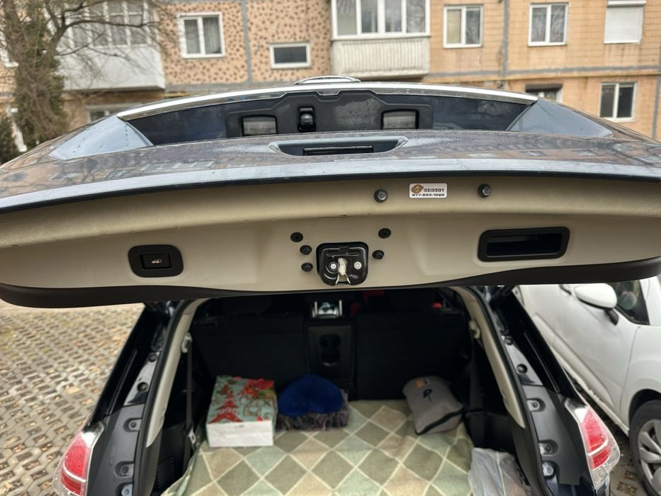 Nissan Rogue SV (7 місць)