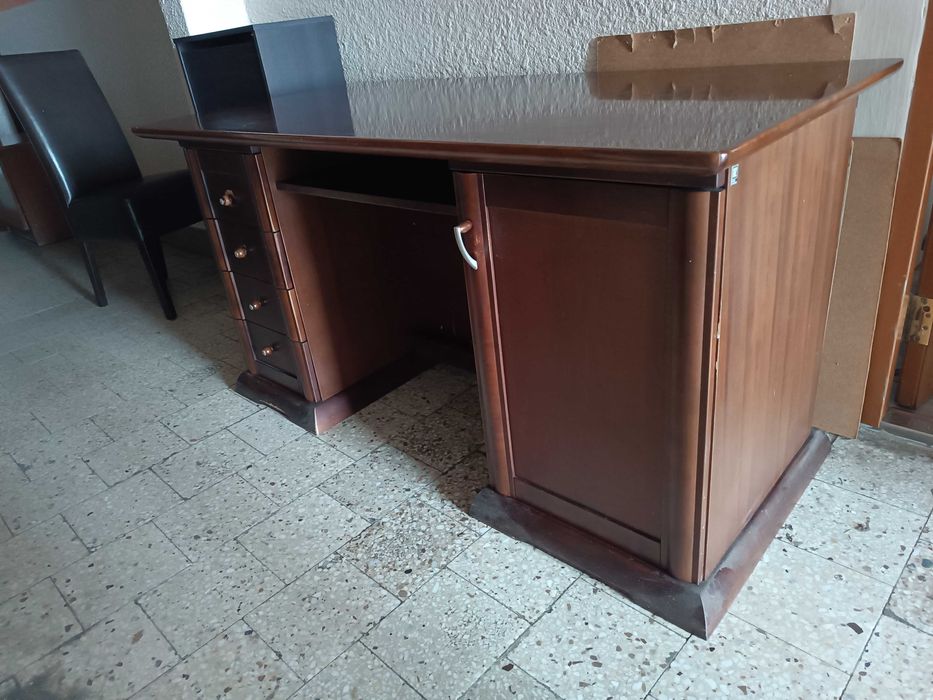 Biurko gabinetowe Klose z litego drewna