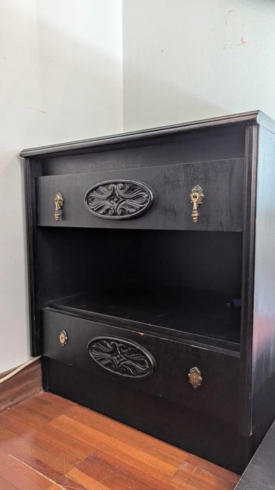 Vendo Cômoda e Mesa de Cabeceira em Madeira