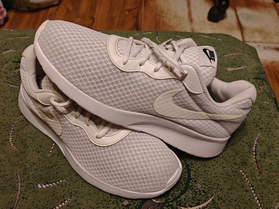 Кроссовки NIKE  (оригинал) фирменные  размер-42 стелька- 27 см.