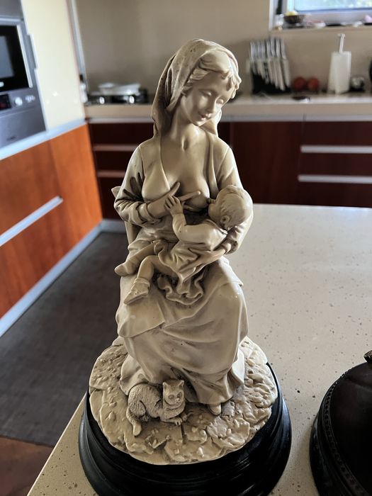 Estatuas bege e castanha