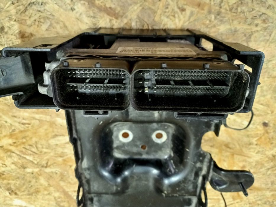 Chevrolet Captiva ECU Bosch sterownik silnika 2.0 CDTI demontaż