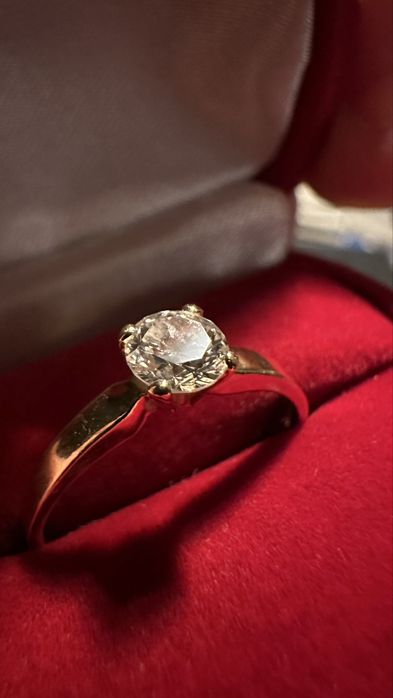 Pierścionek zaręczynowy z diamentem