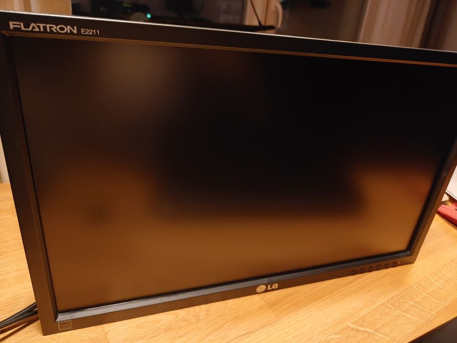 LG monitor LCD 21,5" z podświetleniem LED matryca TN  D-SUB 
E2211S-BN