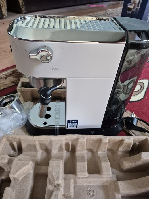 ріжкова кавоварка De'Longhi Dedica Style, яка призначена для приготува