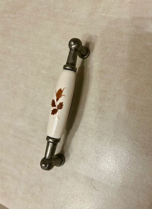23 sztuki- Uchwyty meblowy z porcelaną