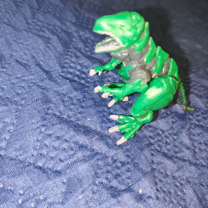 Figurka zielonego dinozaura