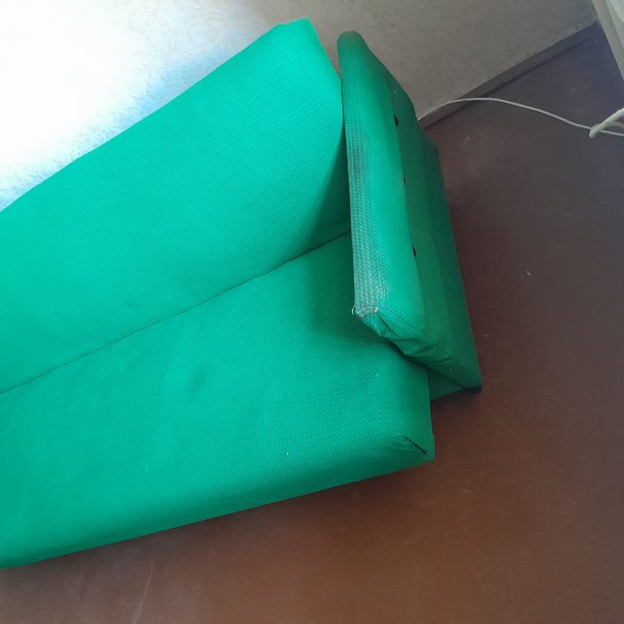 Диваны . Кресло . Б / У . Нужны будут мужские руки !