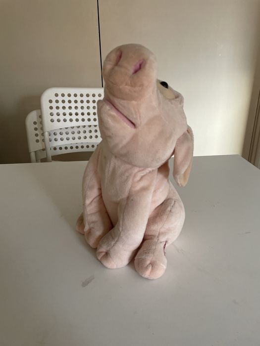 A singing toy pig