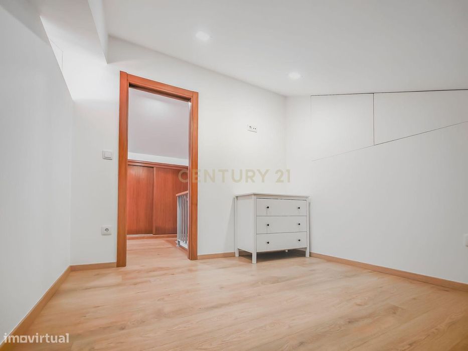 Apartamento T2 Dúplex com Vista Panorâmica e Garagem com Carregamento