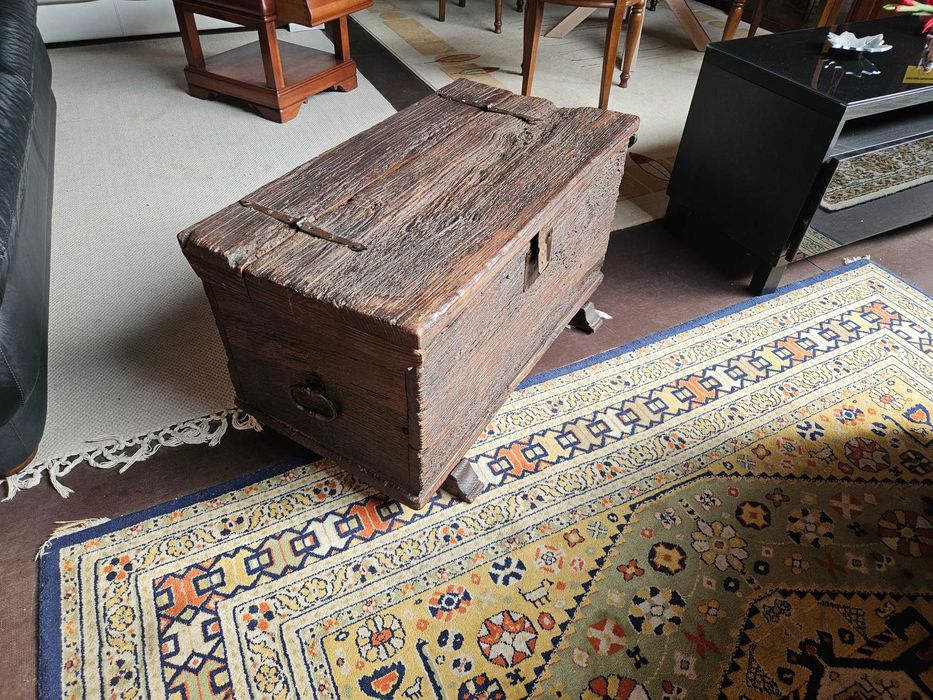 Cómoda / Baú muito antigo - Ideal para decoração - Bom estado geral