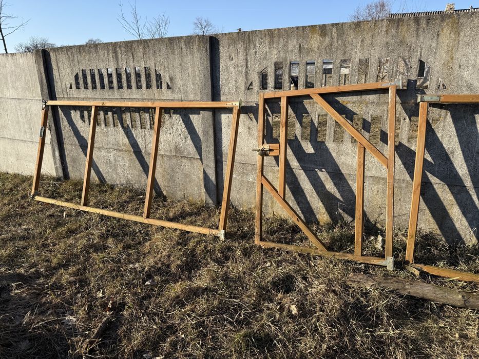 Drewniana brama budowlana