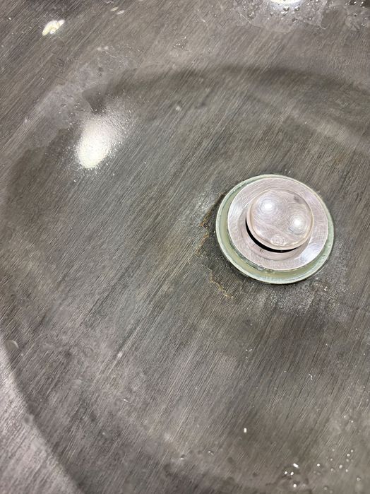 Móvel casa de banho com lavatório e torneira