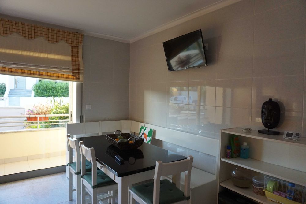 Mesa cozinha branca lacada.1,5×0.9 Com banco e tres cadeiras