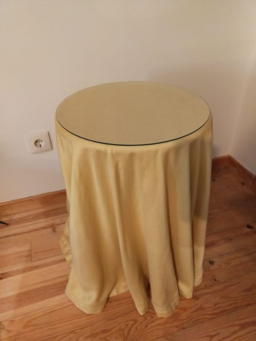 Camilha redonda em madeira.