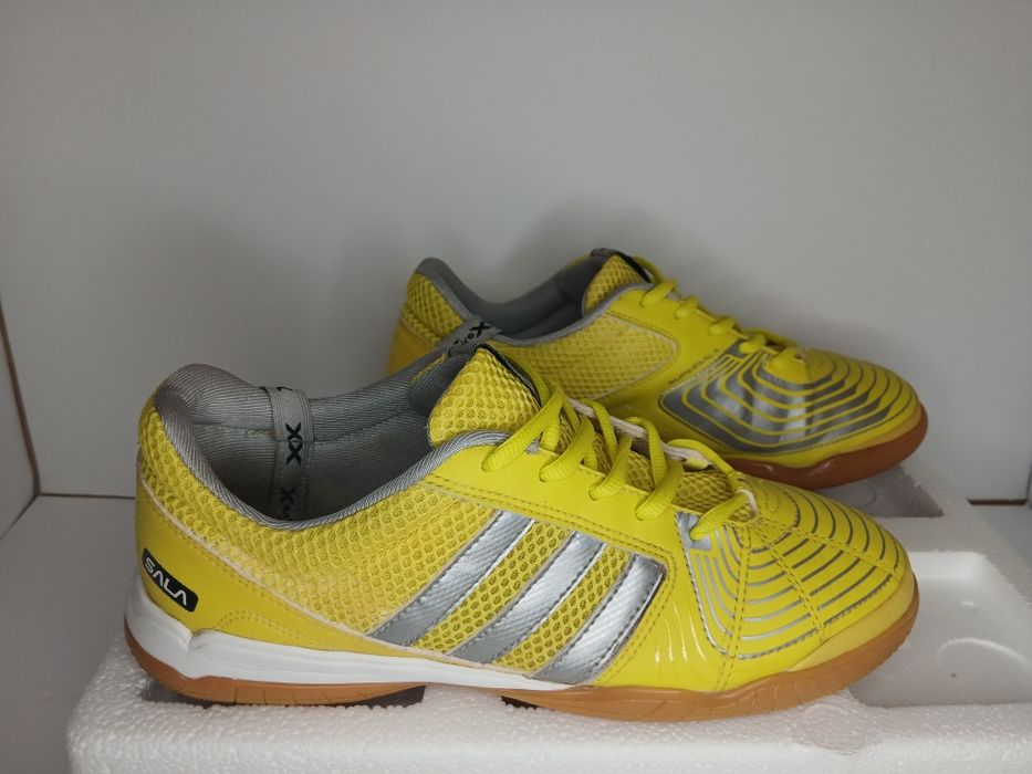 Chuteiras de futsal usadas