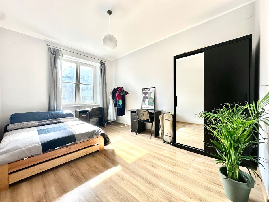 Big, bright room, Królewska street "Urzędnicza" tram stop
