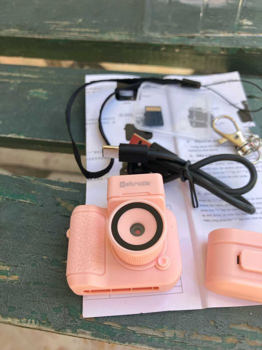 Mini câmera retro nova.
