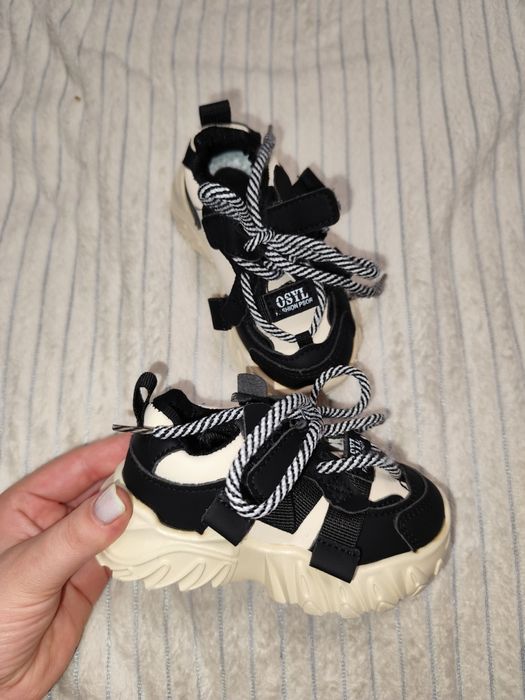 Дитячі кросівки,