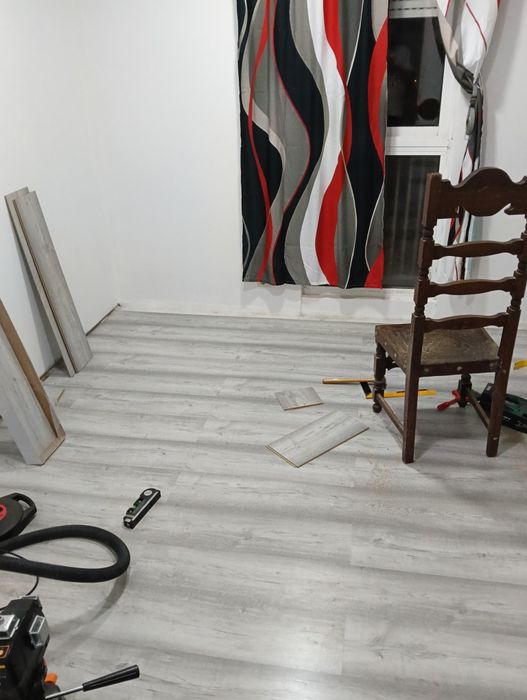 Montagens cozinhas e chão flutuantes e pintura