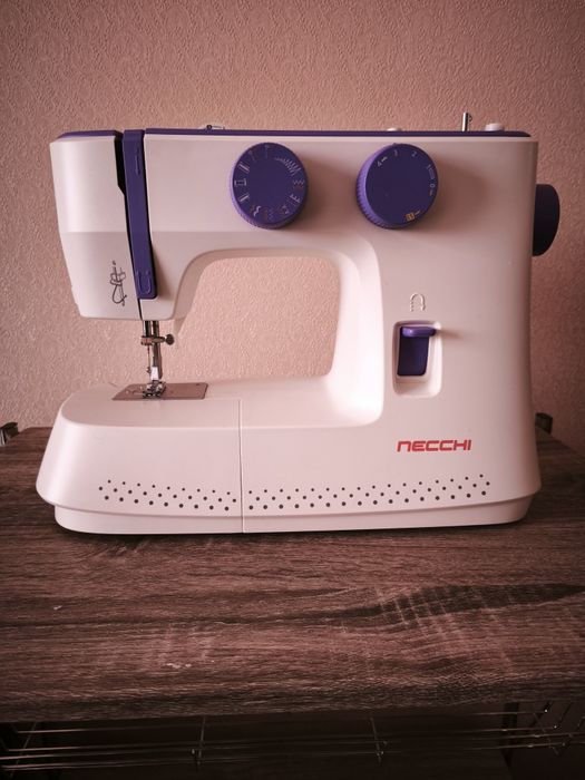 Швейная машинка Necchi M213A ,почти новая
