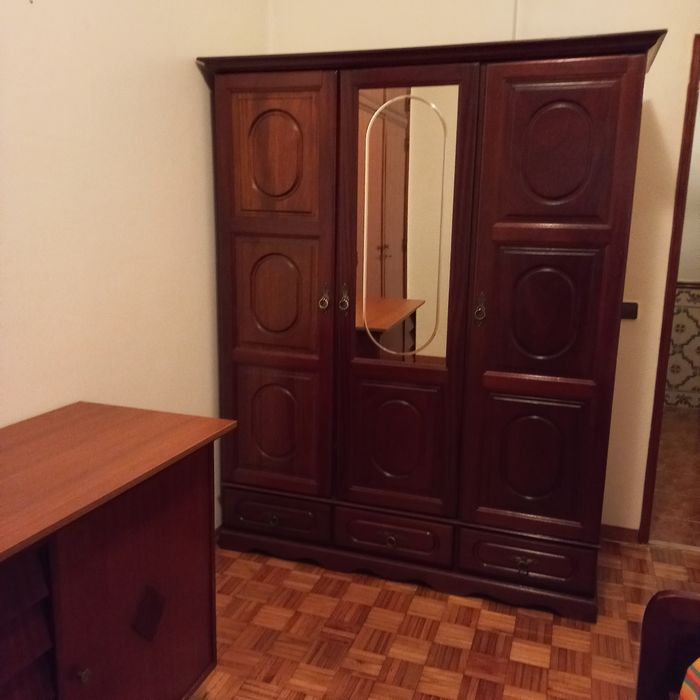 Roupeiro em madeira maciça