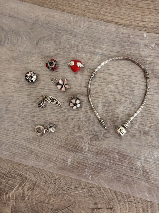 Pandora браслет и намистини