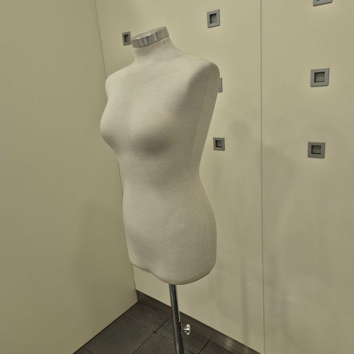 Manequim Feminino de Exposição / Costura com Base Metálica (opcional)