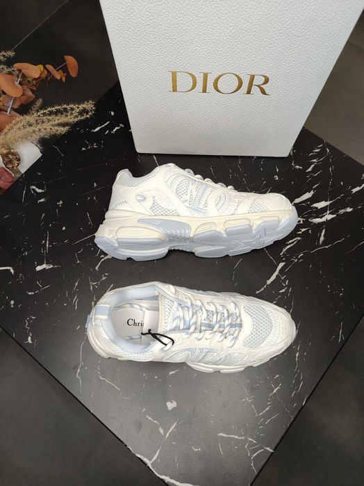Diōr ホワイト スニーカー 42 Dioriviera DiorLucky スニーカー》ホワイト サテン ロゴ 直営 (Dior