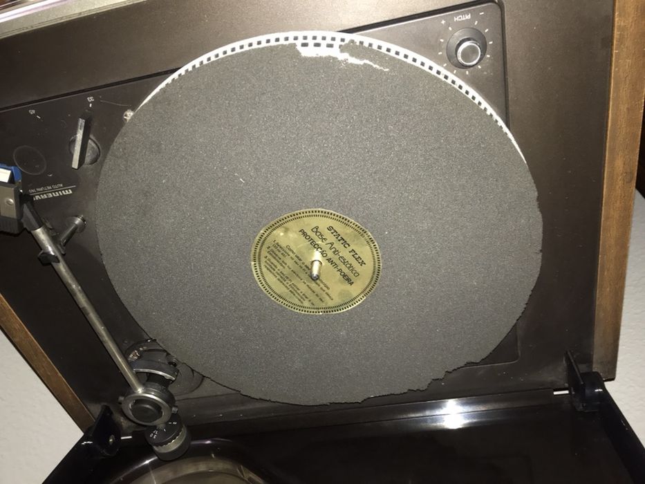 Gira discos, cassetes e rádio