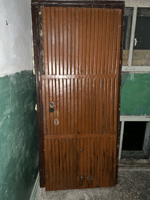 Продам металеву вхідну дверь