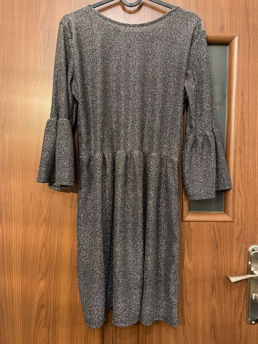 Sukienka brokatowa rozkloszowana z wiązaniem z tyłu