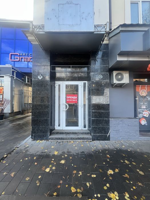 Здається в оренду комерційне приміщення 190 кв.м з фасадним входом.