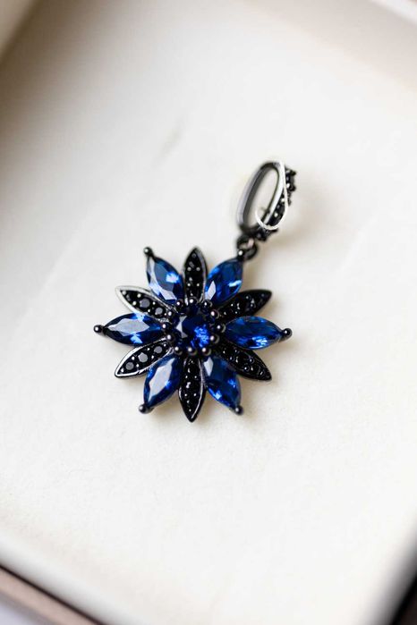 Zawieszka Apart / rozeta, srebro z czarnym rodem i cyrkonie