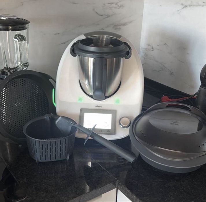 Bimby TM5 com varios acessorios