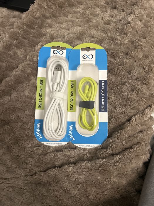 Kable micro-usb.