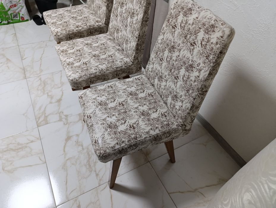 Продам комплект стульев