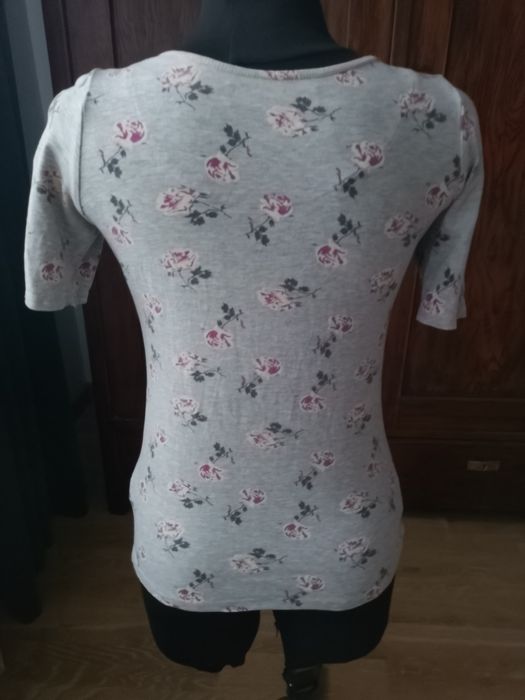 Szara bluzka w róże Cropp rozmiar M