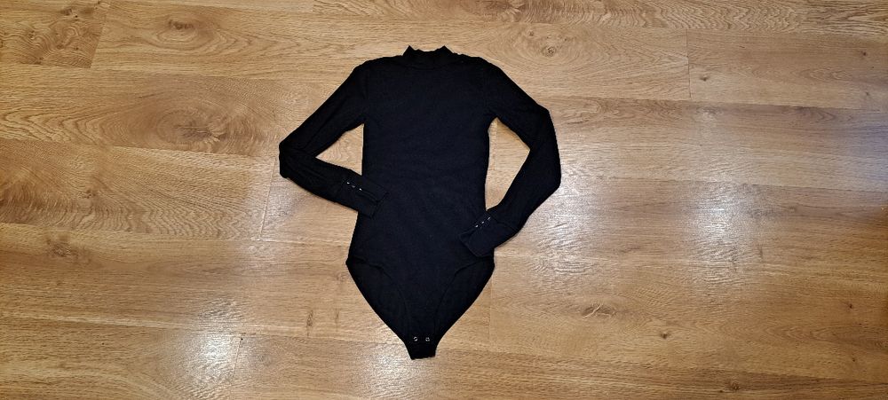 Czarne prążkowane body Mohito r. XS