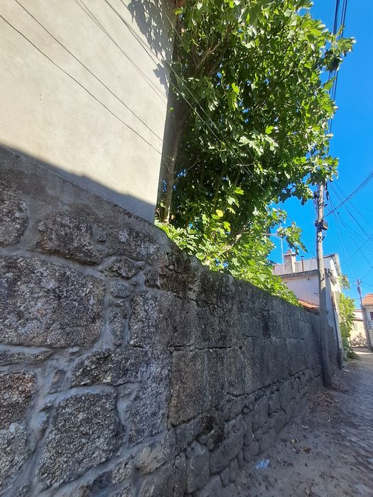Duas casas com quintal e terreno
