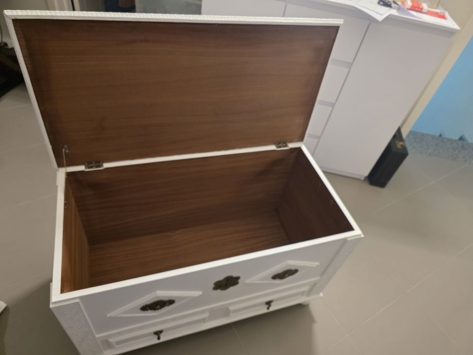 Baú / Arca em madeira / Mala de enxoval, lacada.