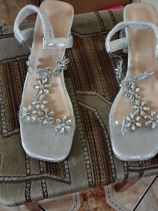 Nowe Eleganckie sandały na obcasie roz 40